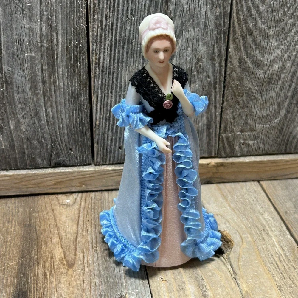 United States Historical Society Martha Washington Dressed Half Doll COA Box